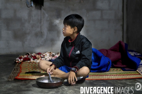 Vietnam - hue - pham enfant pêcheur
