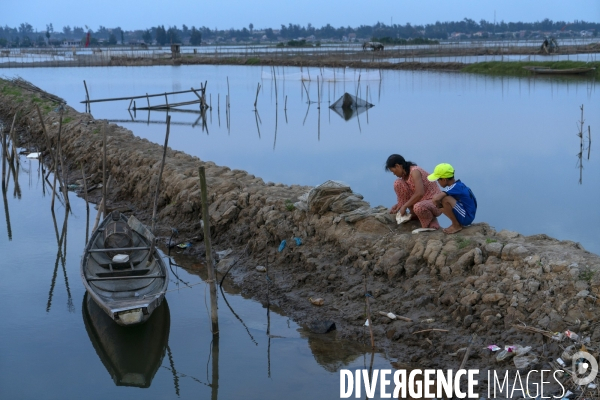 Vietnam - hue - pham enfant pêcheur