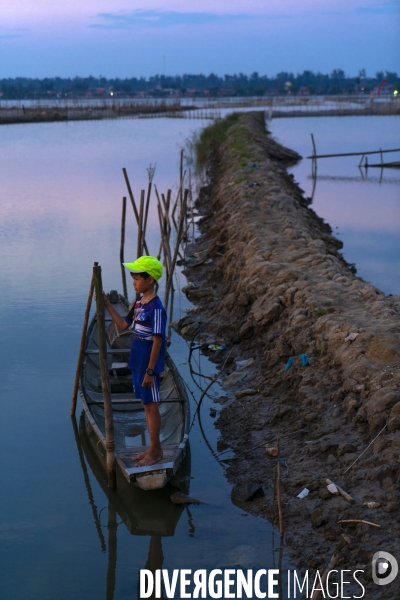 Vietnam - hue - pham enfant pêcheur