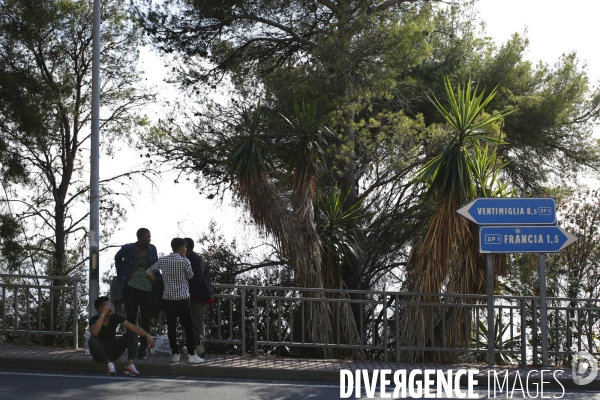 Migrants refoulés à la frontiere franco italienne de Menton