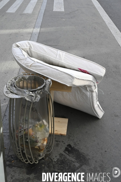 Punaises de lit, les literies sont jetées dans la rue.