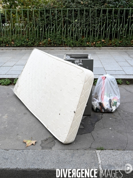 Punaises de lit, les literies sont jetées dans la rue.
