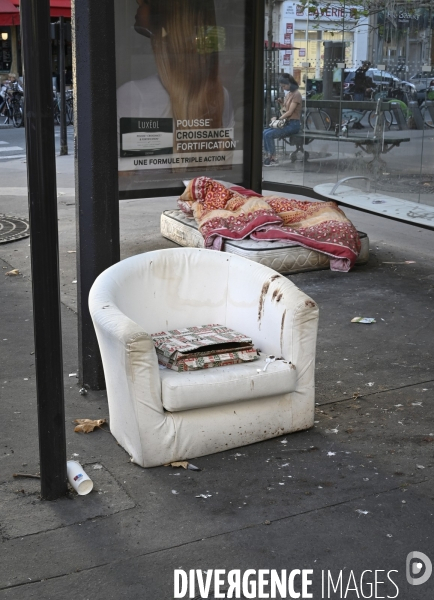 Punaises de lit, les literies sont jetées dans la rue.