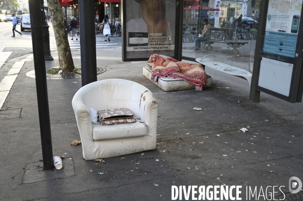 Punaises de lit, les literies sont jetées dans la rue.