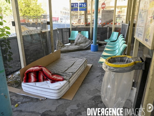Punaises de lit, les literies sont jetées dans la rue.
