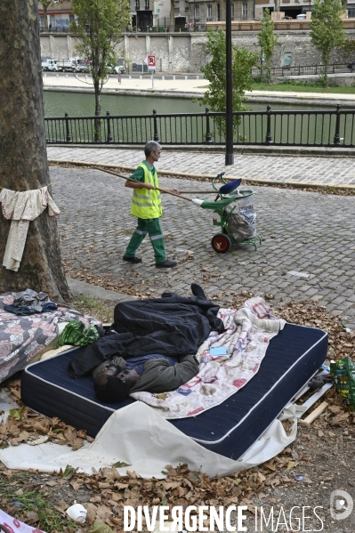 Punaises de lit, les literies sont jetées dans la rue.