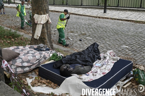 Punaises de lit, les literies sont jetées dans la rue.