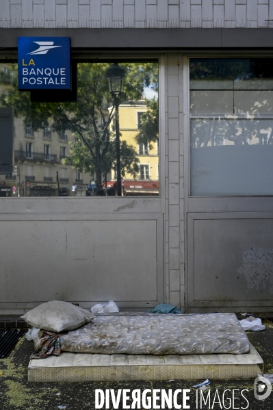 Punaises de lit, les literies sont jetées dans la rue.