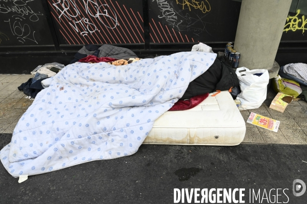 Punaises de lit, les literies sont jetées dans la rue.