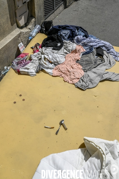 Punaises de lit, les literies sont jetées dans la rue.