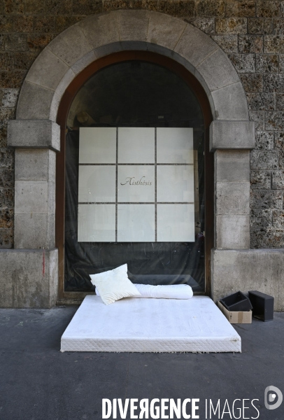Punaises de lit, les literies sont jetées dans la rue.
