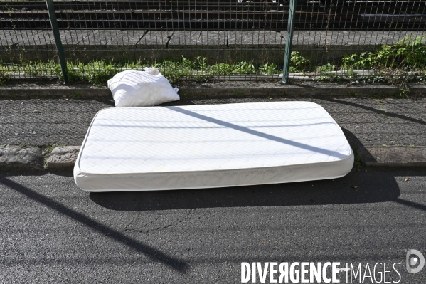 Punaises de lit, les literies sont jetées dans la rue.