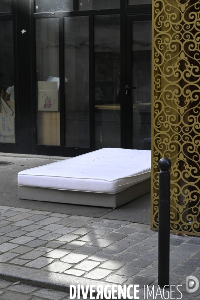 Punaises de lit, les literies sont jetées dans la rue.