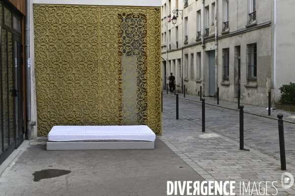 Punaises de lit, les literies sont jetées dans la rue.