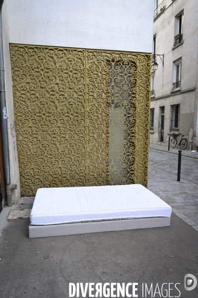 Punaises de lit, les literies sont jetées dans la rue.