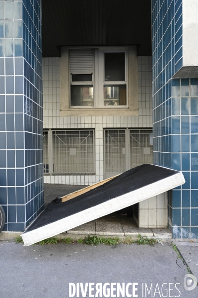 Punaises de lit, les literies sont jetées dans la rue.