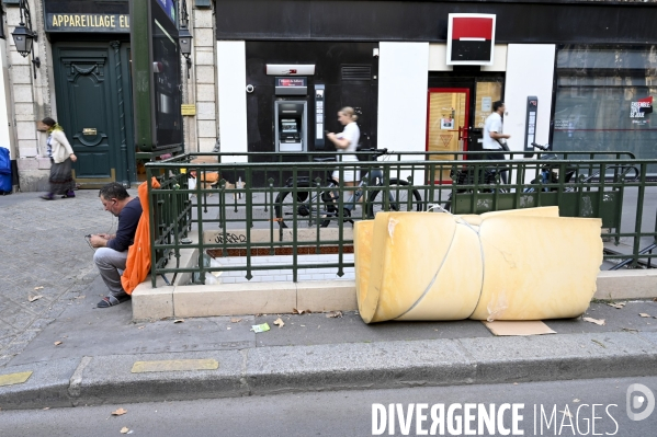 Punaises de lit, les literies sont jetées dans la rue.