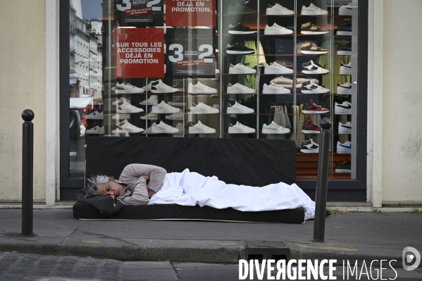 Punaises de lit, les literies sont jetées dans la rue.