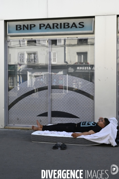 Punaises de lit, les literies sont jetées dans la rue.