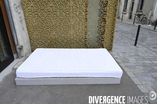 Punaises de lit, les literies sont jetées dans la rue.