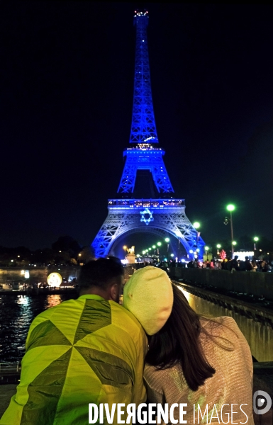 La Tour Eiffel éclairée aux couleurs du drapeau israélien