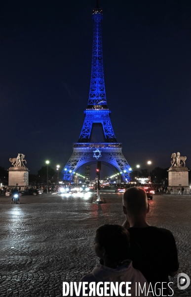 La Tour Eiffel éclairée aux couleurs du drapeau israélien