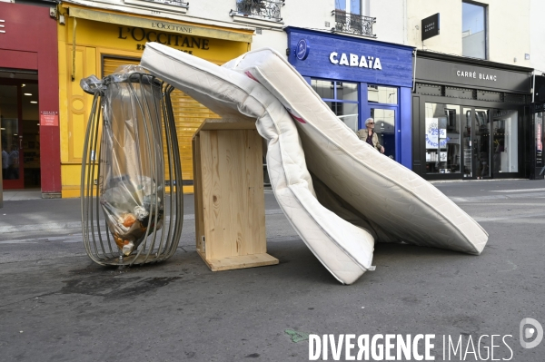 Punaises de lit, les literies sont jetées dans la rue.