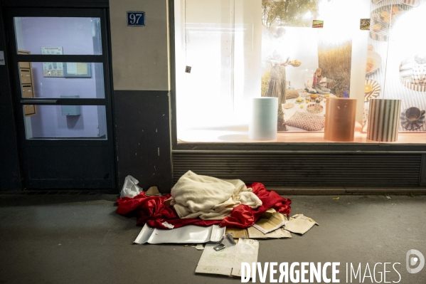 Punaises de lit, les literies sont jetées dans la rue.
