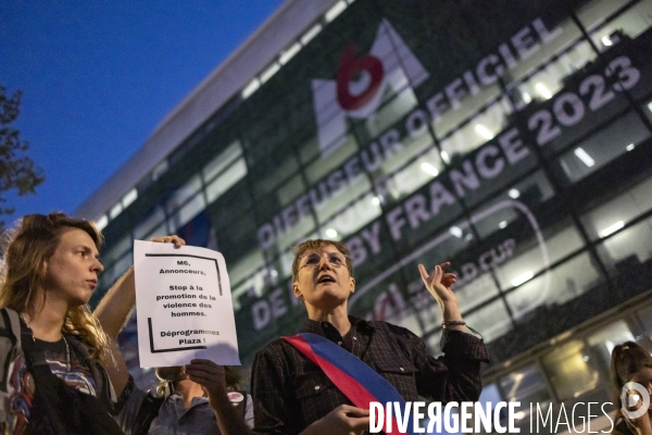 Manifestation contre Stephane Plaza devant M6