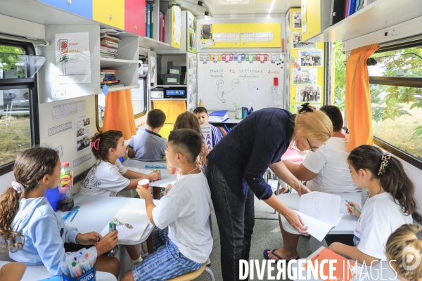 Camion école pour les enfants des familles des gens du voyage en Gironde