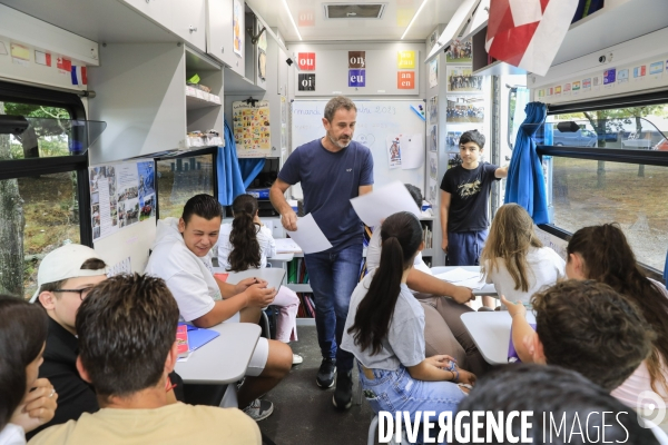 Camion école pour les enfants des familles des gens du voyage en Gironde