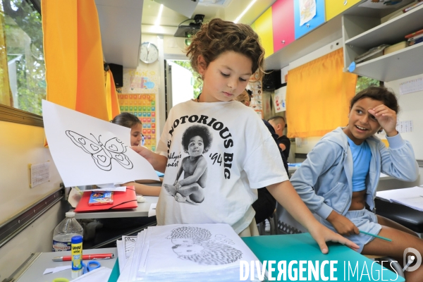 Camion école pour les enfants des familles des gens du voyage en Gironde