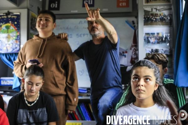 Camion école pour les enfants des familles des gens du voyage en Gironde