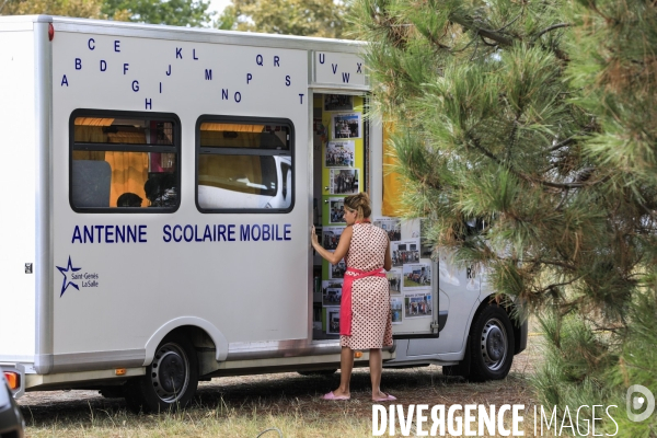 Camion école pour les enfants des familles des gens du voyage en Gironde