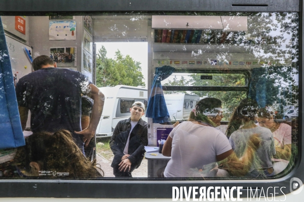 Camion école pour les enfants des familles des gens du voyage en Gironde