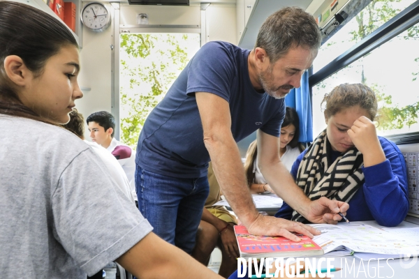 Camion école pour les enfants des familles des gens du voyage en Gironde