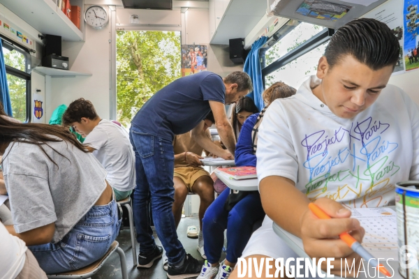 Camion école pour les enfants des familles des gens du voyage en Gironde
