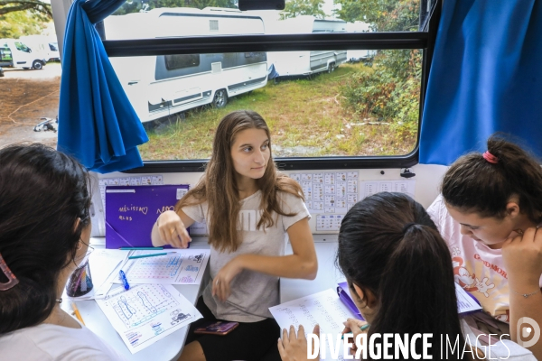 Camion école pour les enfants des familles des gens du voyage en Gironde