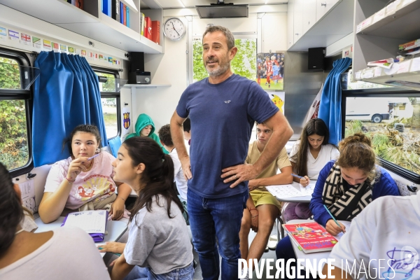 Camion école pour les enfants des familles des gens du voyage en Gironde