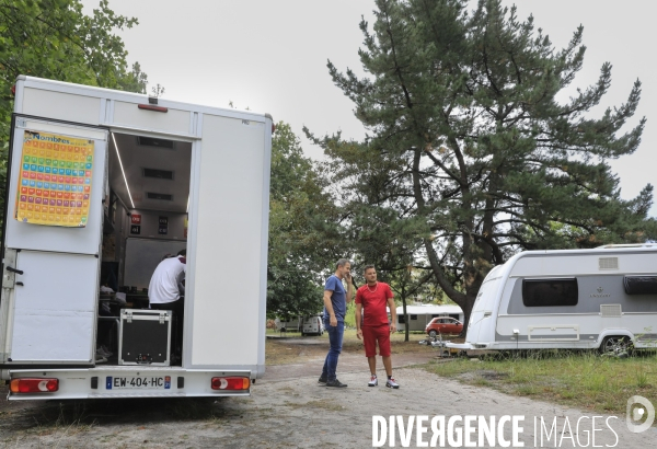 Camion école pour les enfants des familles des gens du voyage en Gironde