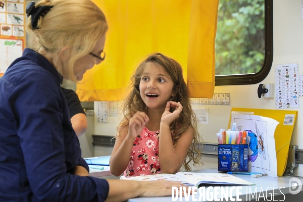 Camion école pour les enfants des familles des gens du voyage en Gironde