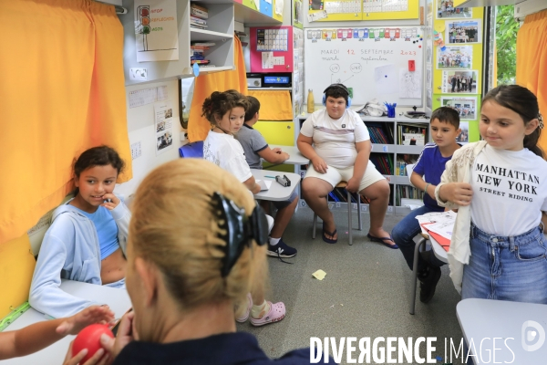 Camion école pour les enfants des familles des gens du voyage en Gironde