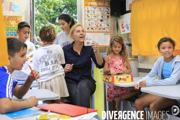 Camion école pour les enfants des familles des gens du voyage en Gironde