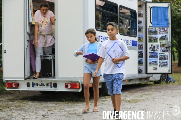 Camion école pour les enfants des familles des gens du voyage en Gironde