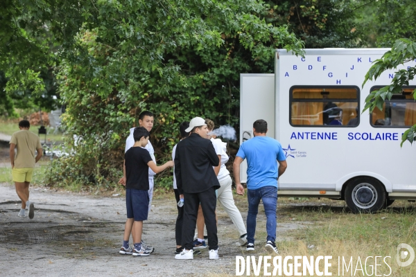 Camion école pour les enfants des familles des gens du voyage en Gironde