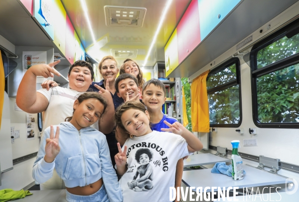 Camion école pour les enfants des familles des gens du voyage en Gironde