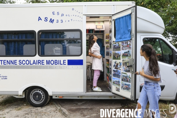 Camion école pour les enfants des familles des gens du voyage en Gironde