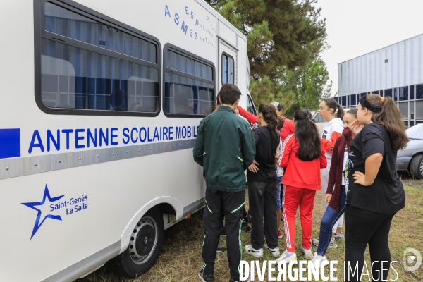 Camion école pour les enfants des familles des gens du voyage en Gironde
