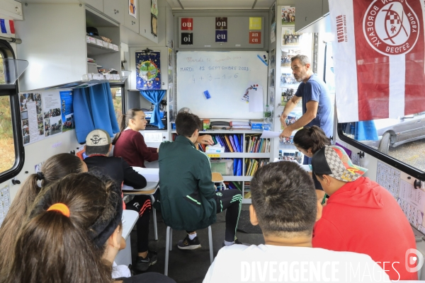 Camion école pour les enfants des familles des gens du voyage en Gironde
