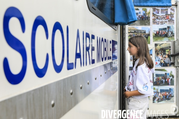 Camion école pour les enfants des familles des gens du voyage en Gironde